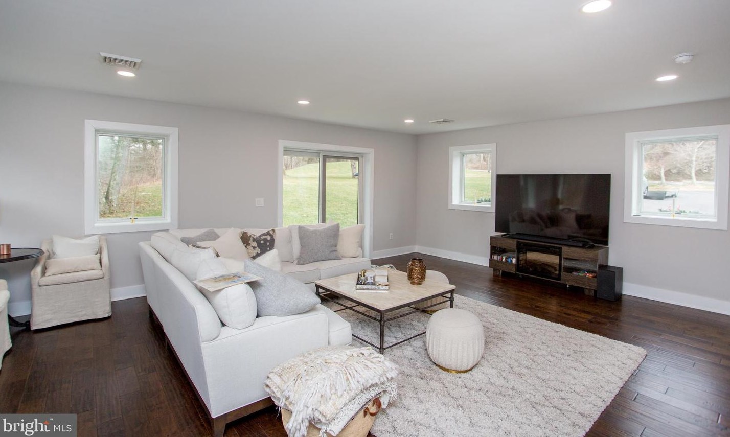 976 Washington Crossing Rd, Upper Makefield PA  18940-2712 exterior