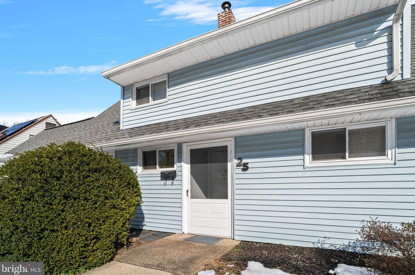 25 Ruby Ln, Levittown PA  19055-1430 exterior