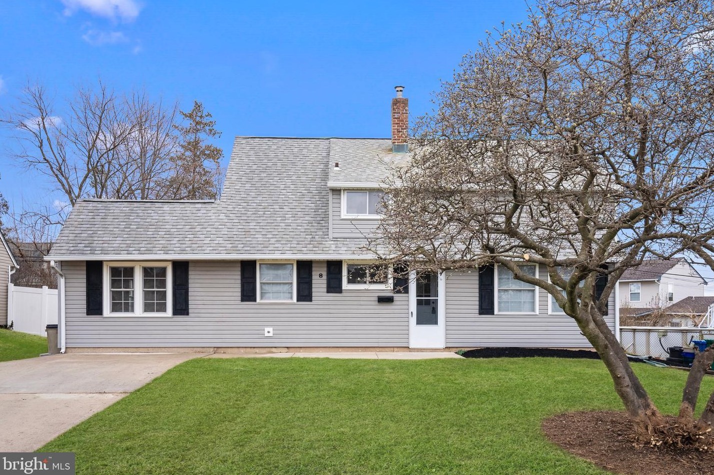 8 Woodbine Rd, Levittown PA  19057-3216 exterior