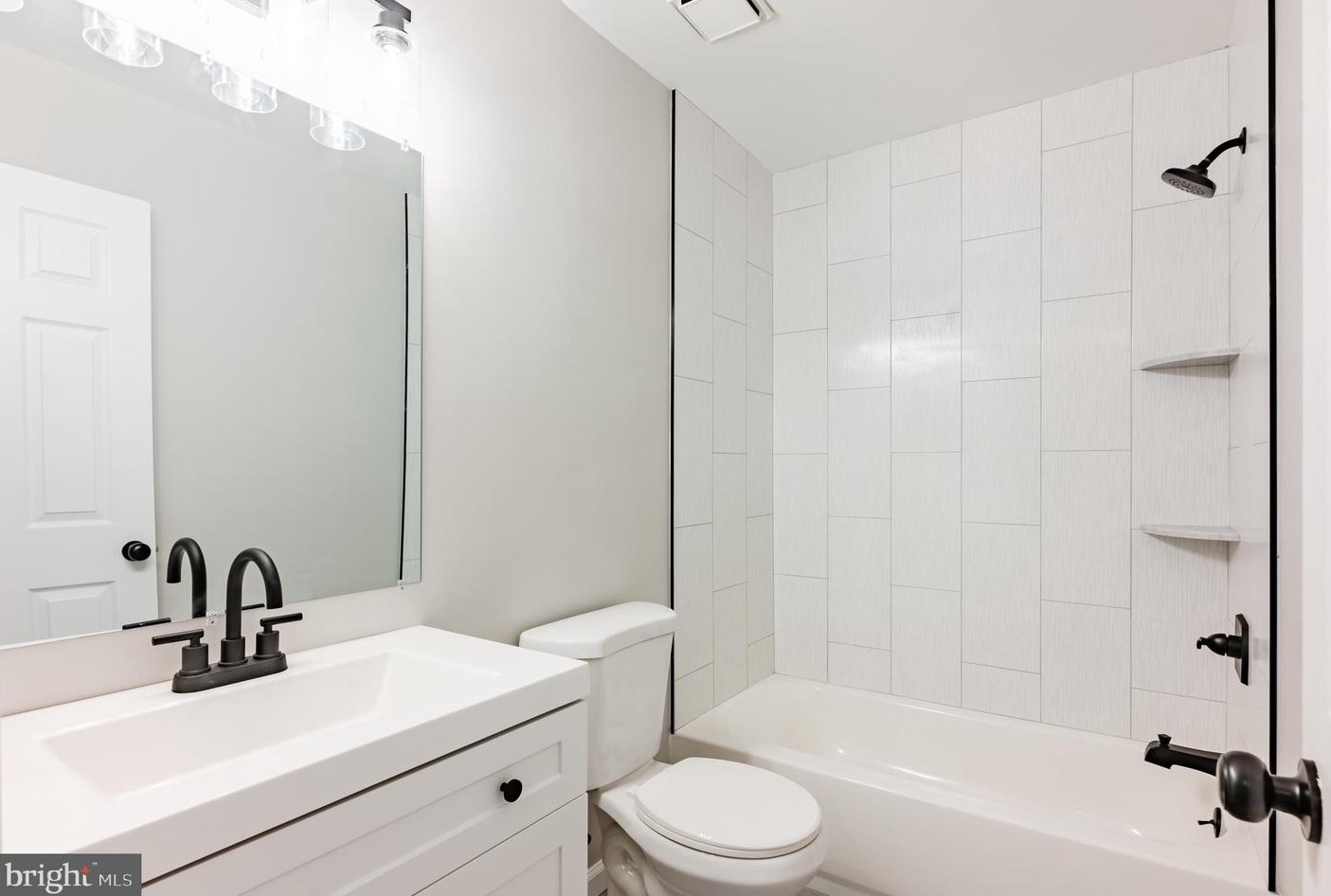 72 Magnolia Dr, Upper Makefield PA  18940-9236 exterior