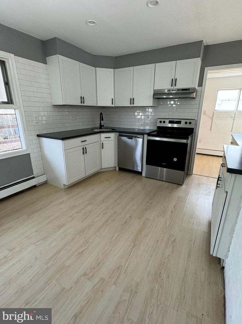 133 Dogwood Dr, Levittown PA  19055-1728 exterior