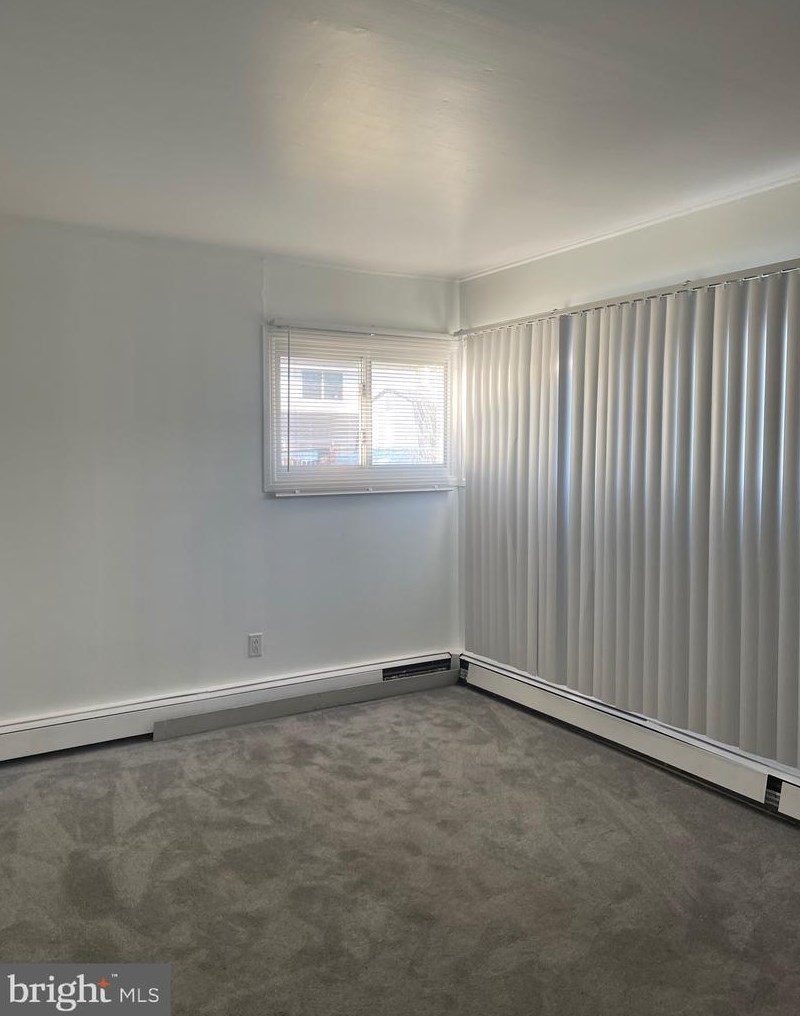 28 Hunt Rd, Levittown PA  19056-1329 exterior