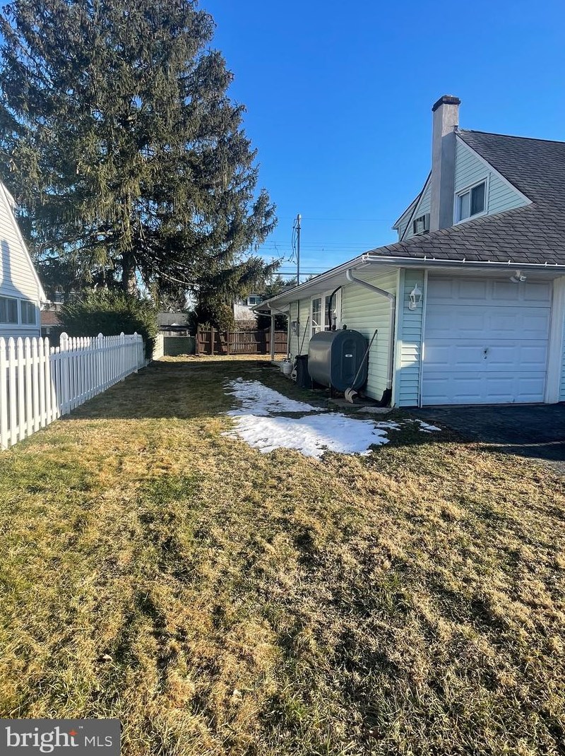 28 Hunt Rd, Levittown PA  19056-1329 exterior