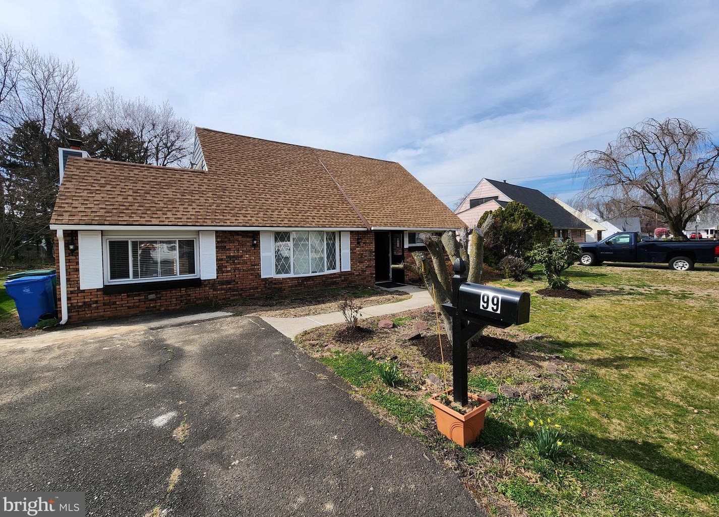 99 Kingwood Ln, Levittown PA  19055-2422 exterior