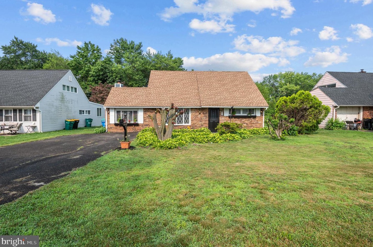99 Kingwood Ln, Levittown PA  19055-2422 exterior