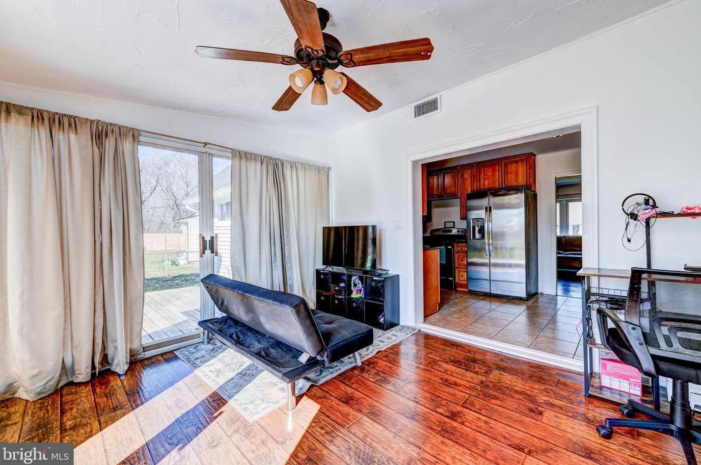 33 Eventide Ln, Levittown PA  19054-2719 exterior