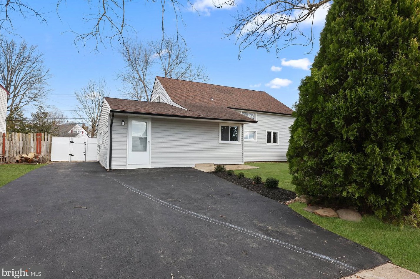 109 Appletree Dr, Levittown PA  19055-1234 exterior