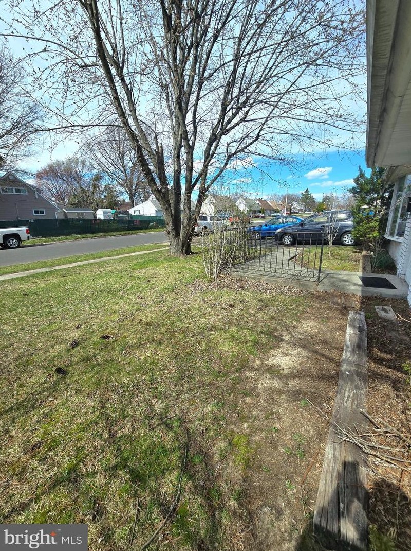 2 Ironwood Rd, Levittown PA  19057-2726 exterior