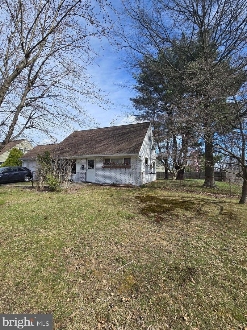 2 Ironwood Rd, Levittown PA  19057-2726 exterior