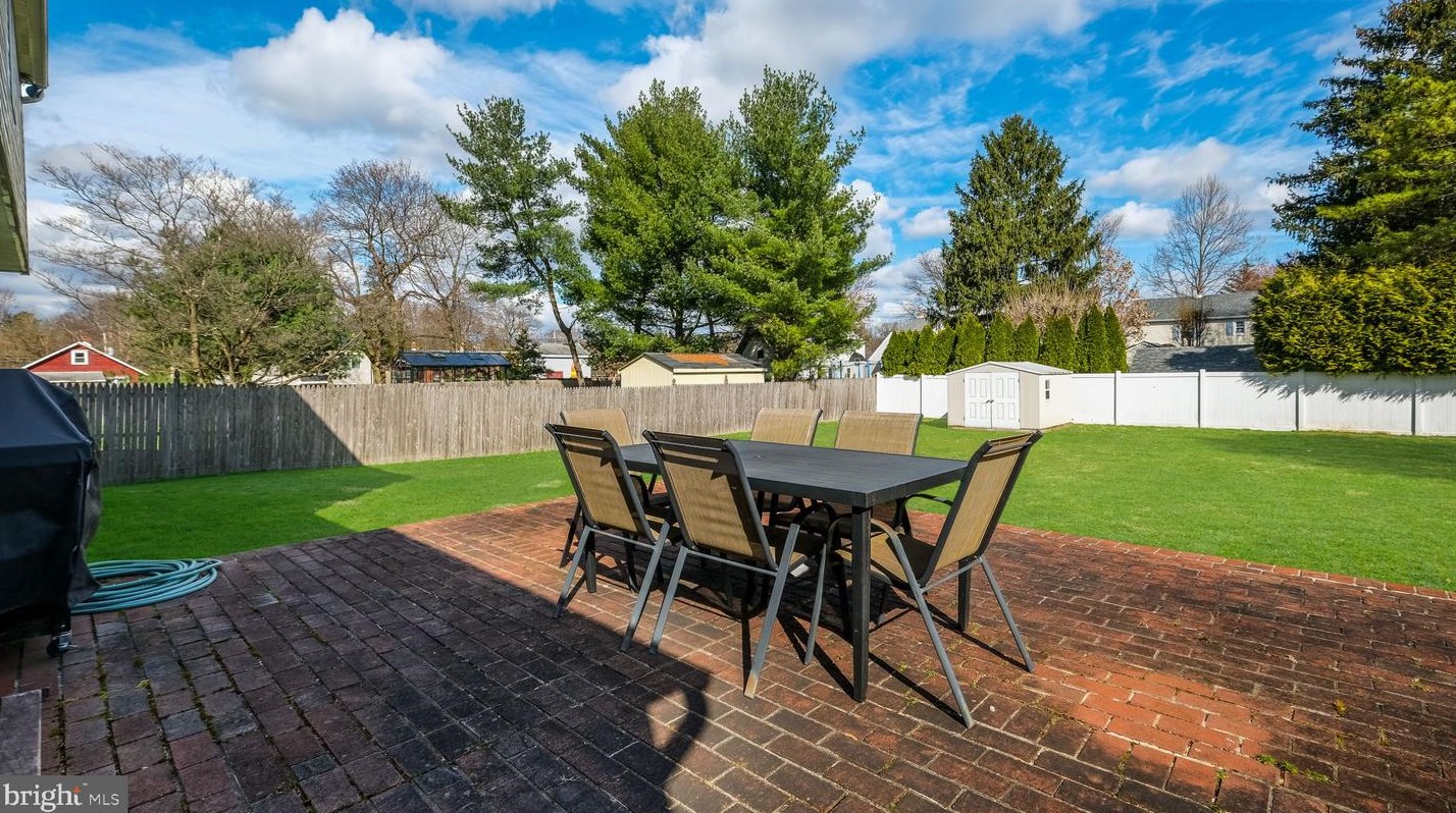 439 Sterling St, Upper Makefield PA  18940-2142 exterior