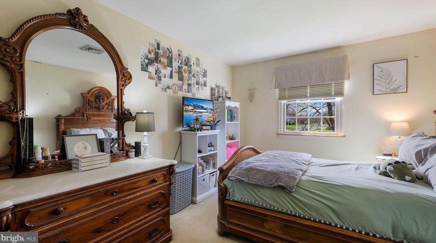 439 Sterling St, Upper Makefield PA  18940-2142 exterior