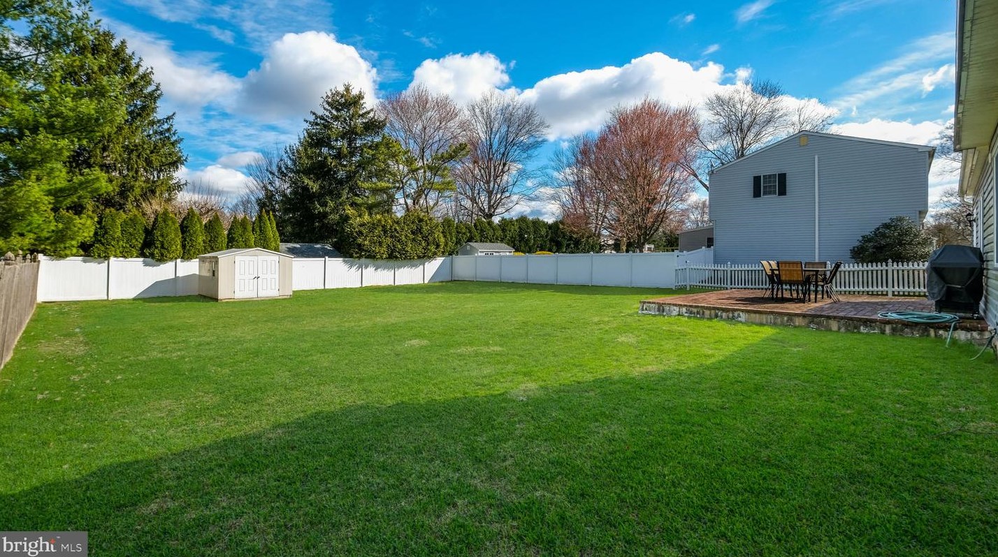 439 Sterling St, Upper Makefield PA  18940-2142 exterior