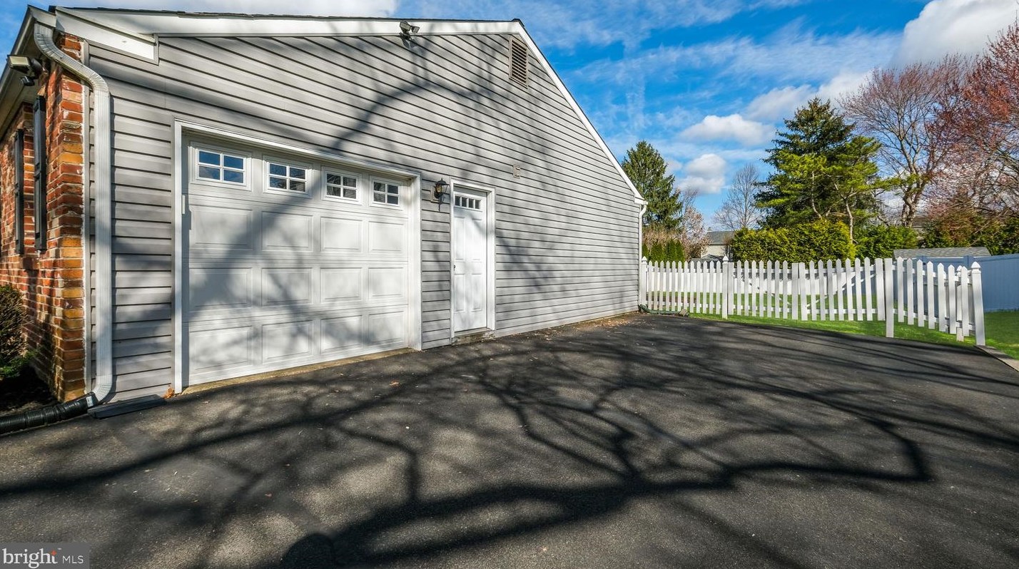 439 Sterling St, Upper Makefield PA  18940-2142 exterior