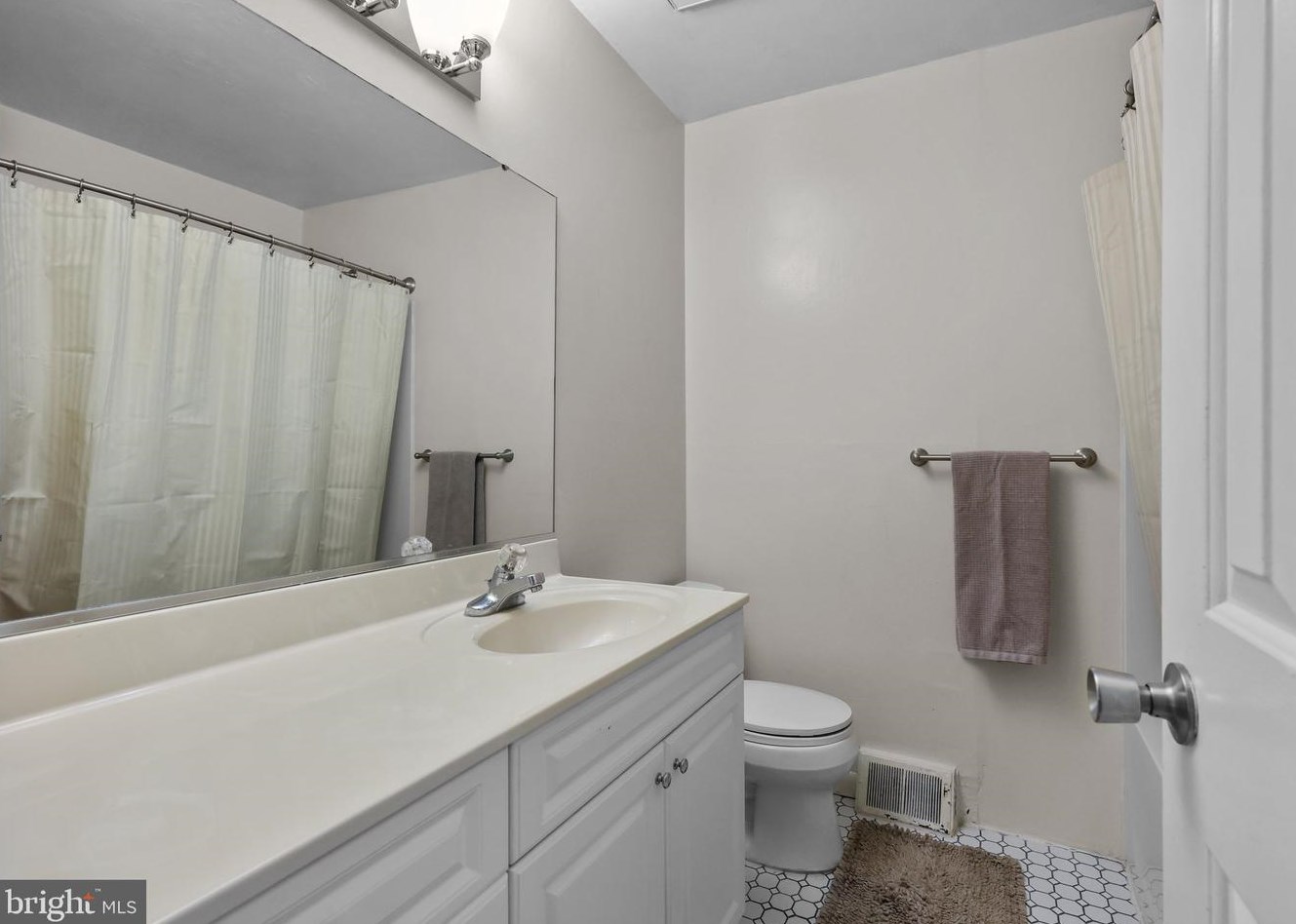 2 Elizabeth Ln, Southampton PA  18954-1011 exterior