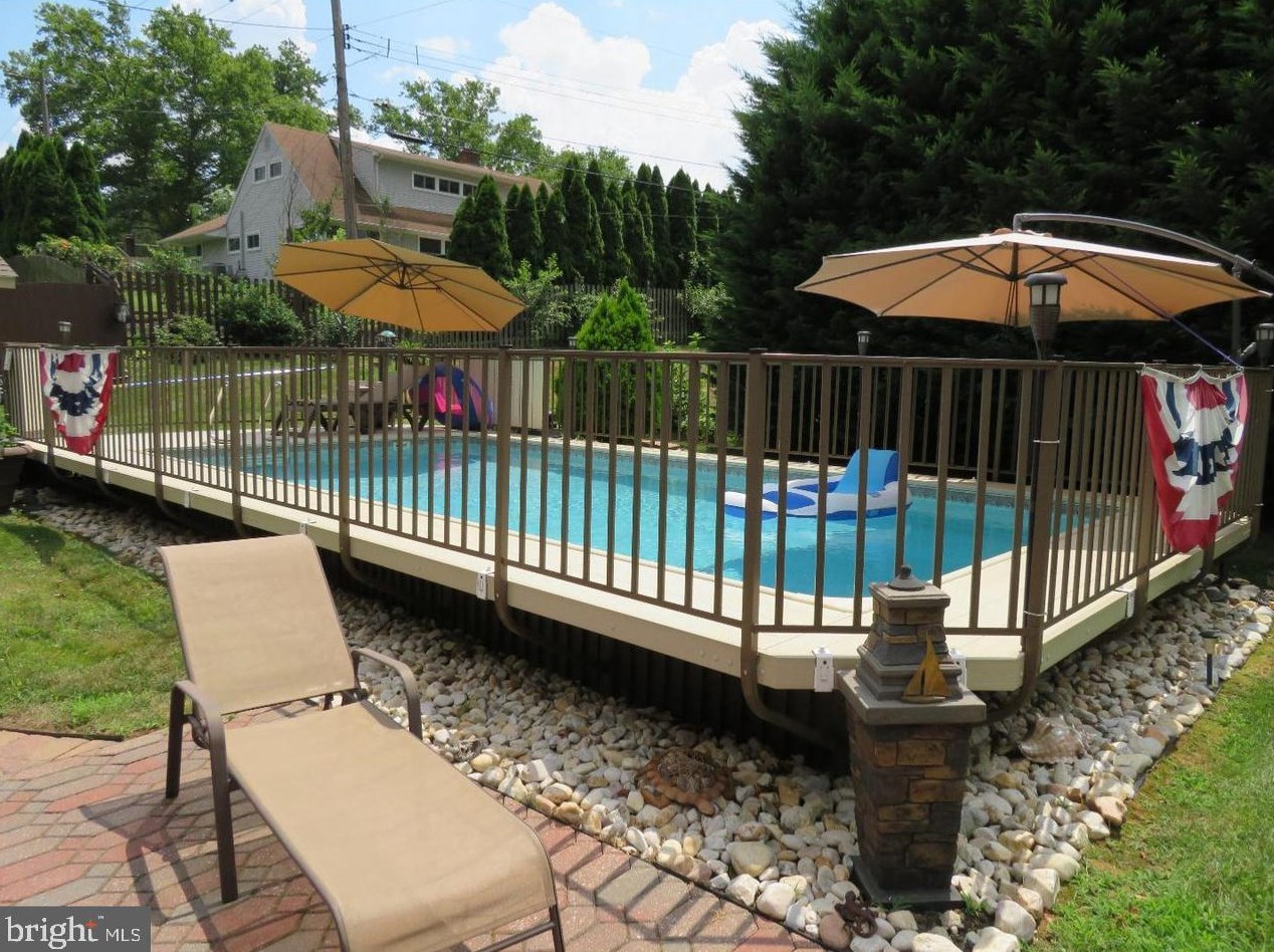 247 Snowball Dr, Levittown PA  19056-1723 exterior