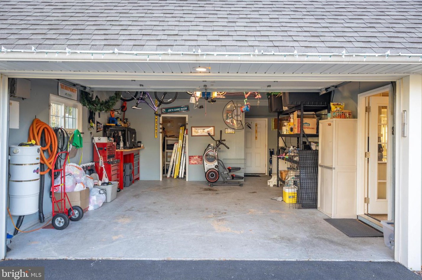 247 Snowball Dr, Levittown PA  19056-1723 exterior