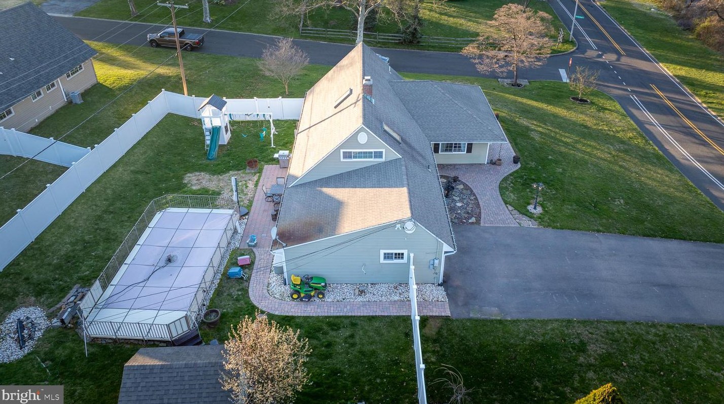 247 Snowball Dr, Levittown PA  19056-1723 exterior