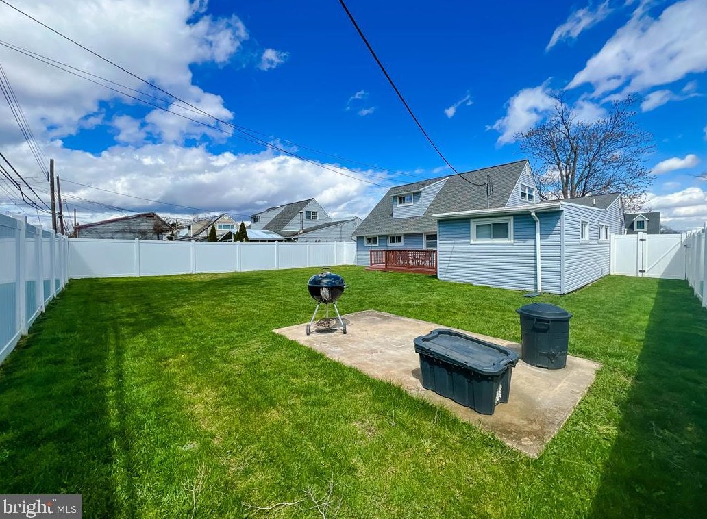 51 Pineneedle Rd, Levittown PA 19056-3509 exterior