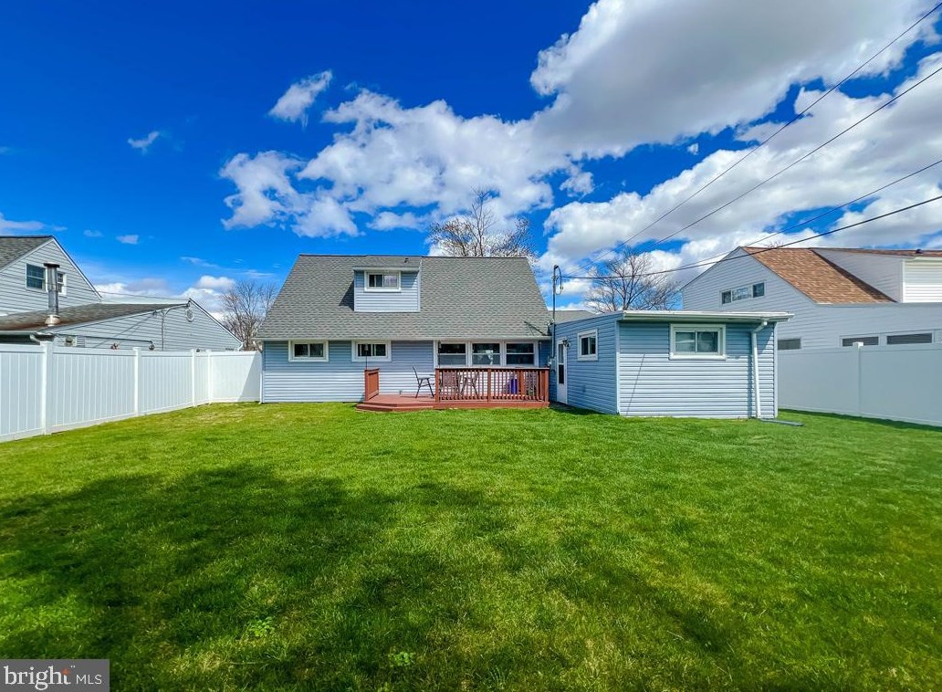 51 Pineneedle Rd, Levittown PA 19056-3509 exterior