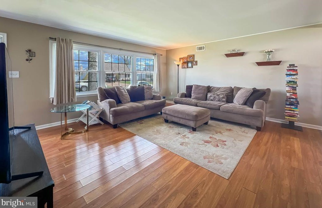 51 Pineneedle Rd, Levittown PA 19056-3509 exterior