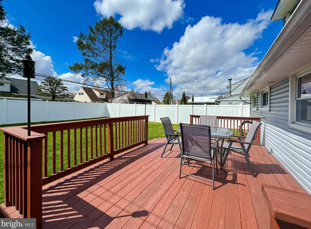 51 Pineneedle Rd, Levittown PA 19056-3509 exterior