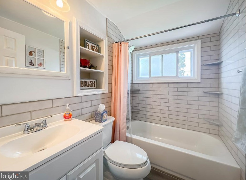 51 Pineneedle Rd, Levittown PA 19056-3509 exterior