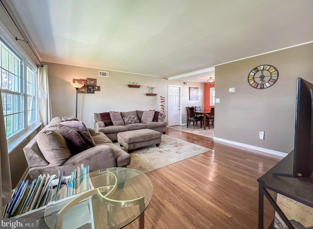 51 Pineneedle Rd, Levittown PA 19056-3509 exterior