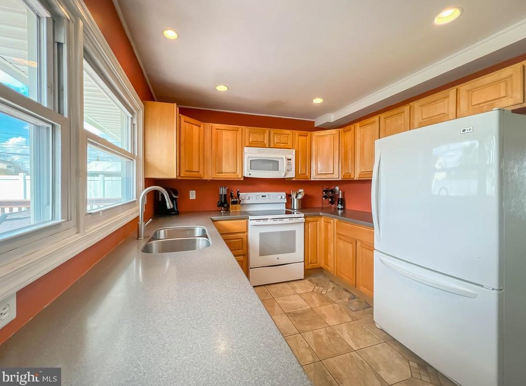 51 Pineneedle Rd, Levittown PA 19056-3509 exterior