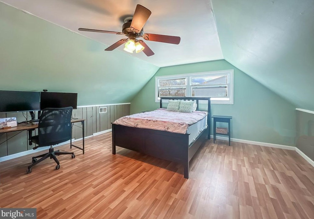 51 Pineneedle Rd, Levittown PA 19056-3509 exterior