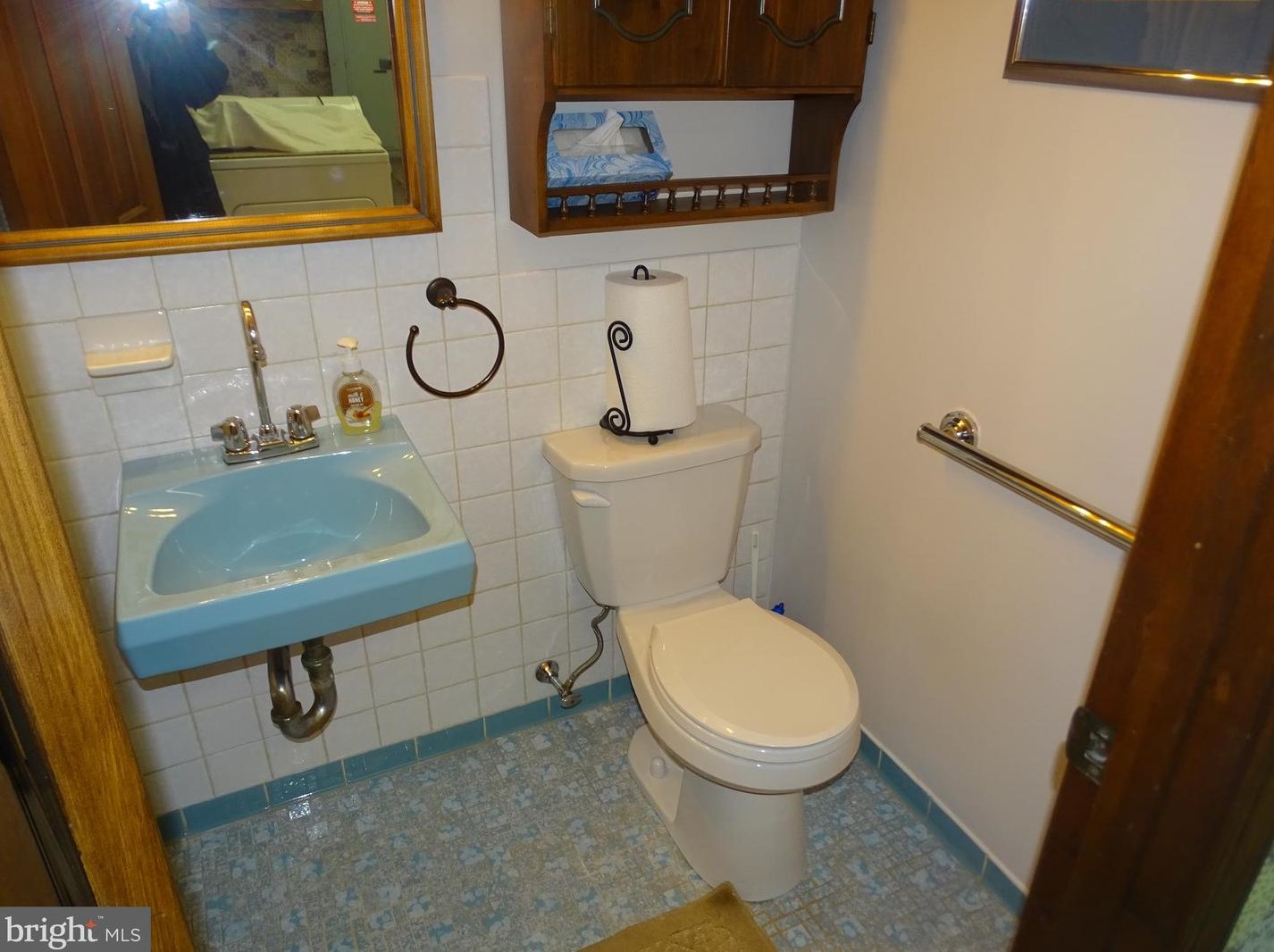 47 Tanglewood Ln, Levittown PA 19054-2205 exterior