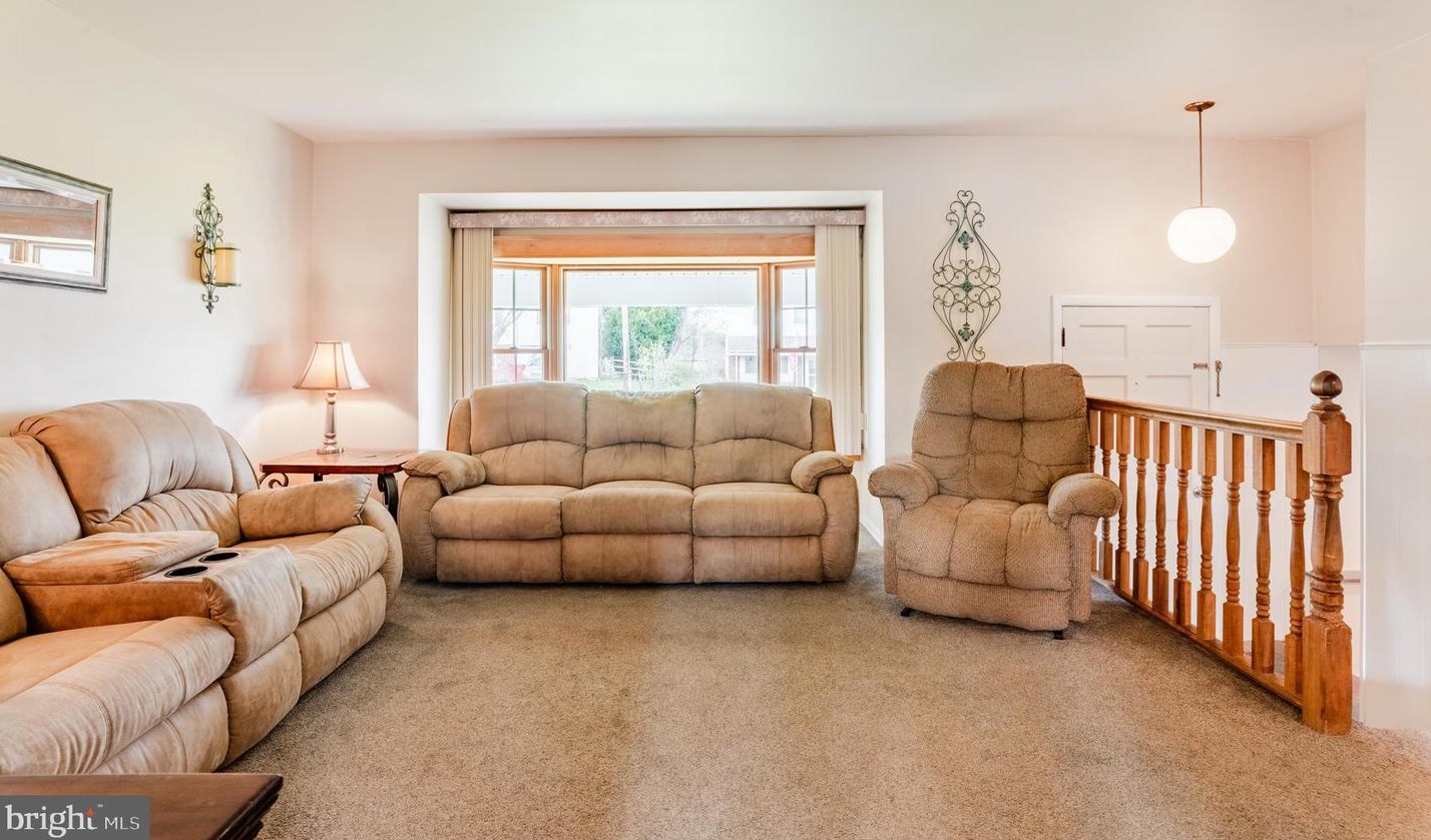 1233 Lynda Ln, Warminster PA  18974-1948 exterior