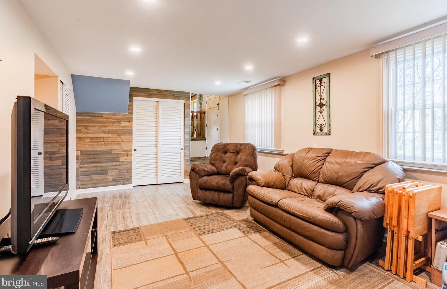 1233 Lynda Ln, Warminster PA  18974-1948 exterior