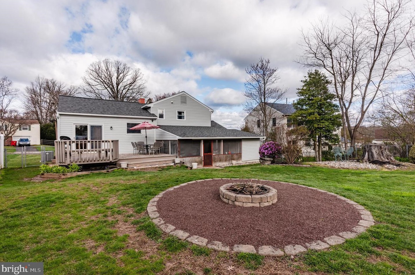 1233 Lynda Ln, Warminster PA  18974-1948 exterior