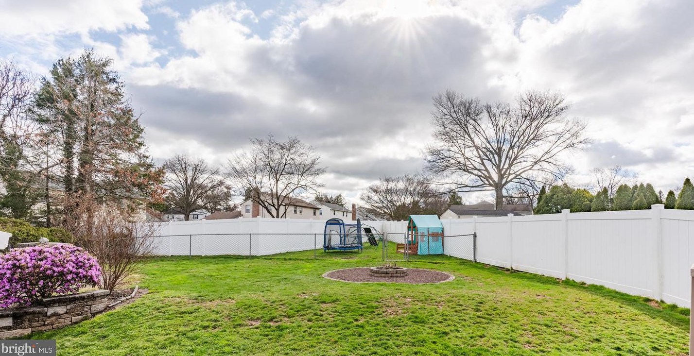 1233 Lynda Ln, Warminster PA  18974-1948 exterior