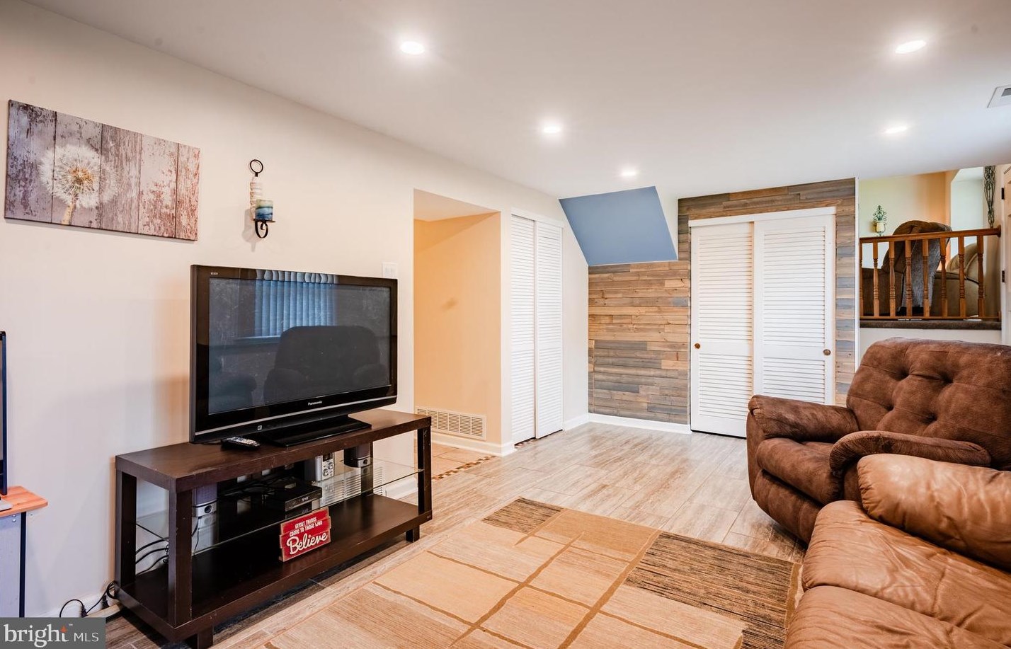 1233 Lynda Ln, Warminster PA  18974-1948 exterior