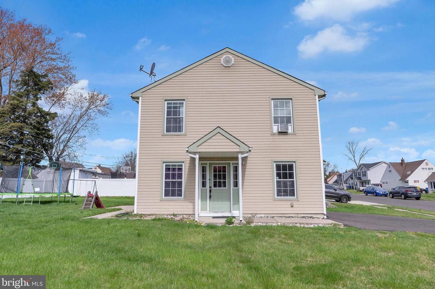 9 Rambler Ln, Levittown PA 19055-1401 exterior