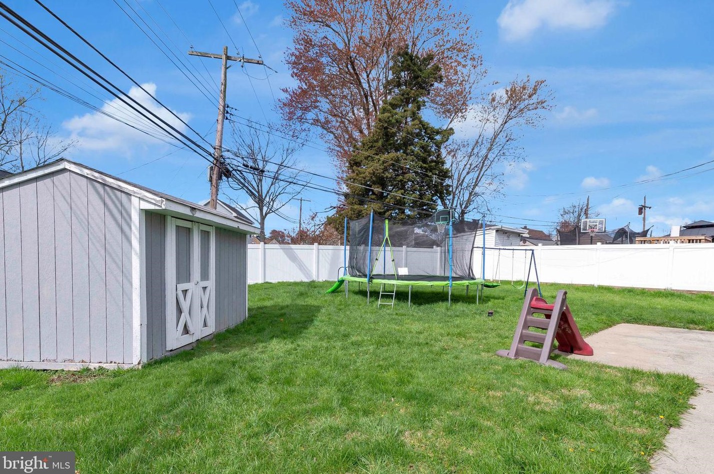 9 Rambler Ln, Levittown PA 19055-1401 exterior