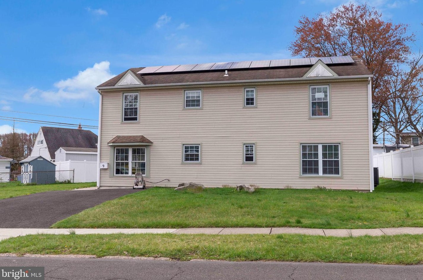 9 Rambler Ln, Levittown PA 19055-1401 exterior