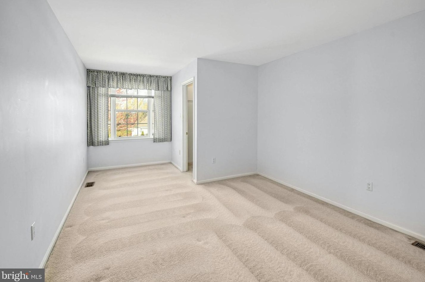 172 Progress Dr, Gardenville PA  18901-2562 exterior