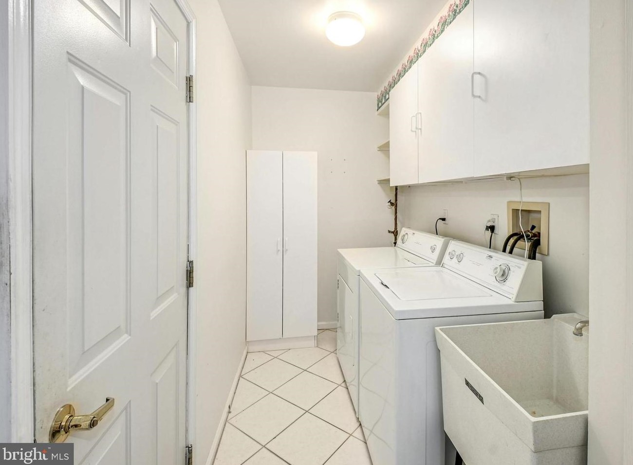 172 Progress Dr, Gardenville PA  18901-2562 exterior