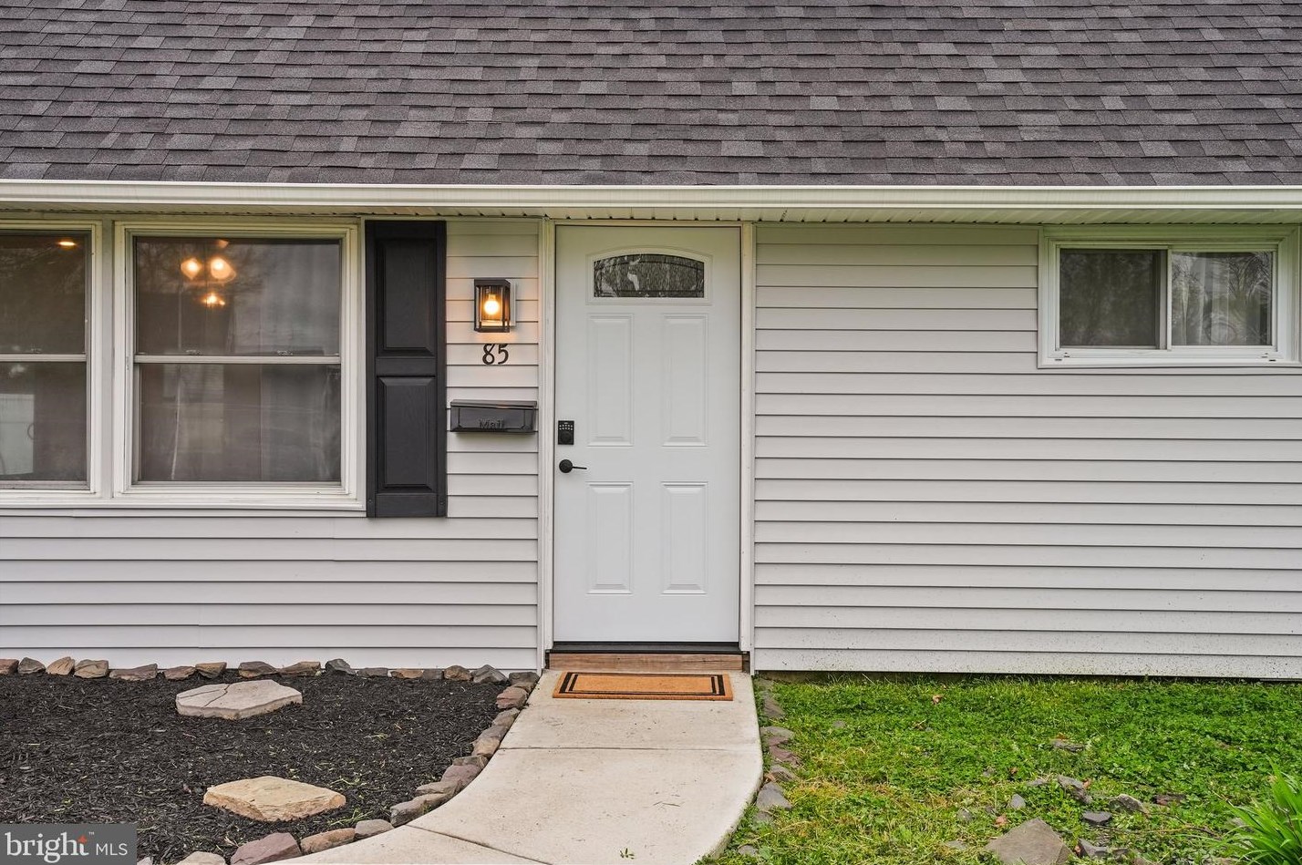 85 Quaker Hill Rd, Levittown PA  19057-1901 exterior
