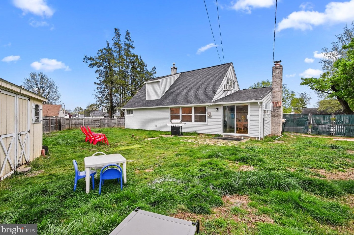 85 Quaker Hill Rd, Levittown PA  19057-1901 exterior