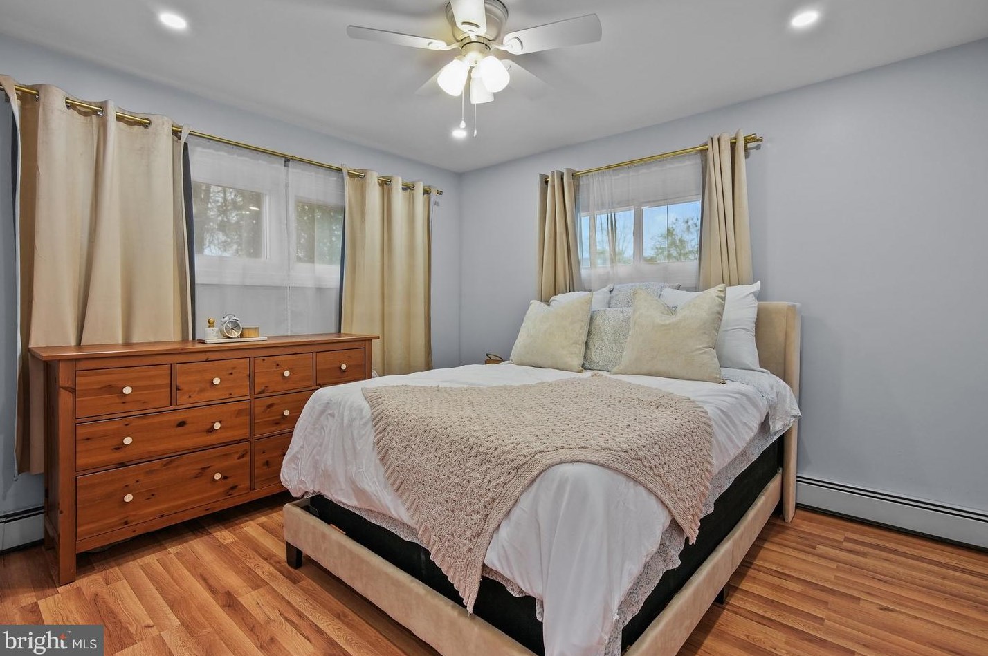 85 Quaker Hill Rd, Levittown PA  19057-1901 exterior