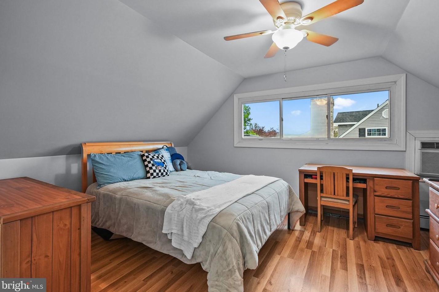 85 Quaker Hill Rd, Levittown PA  19057-1901 exterior