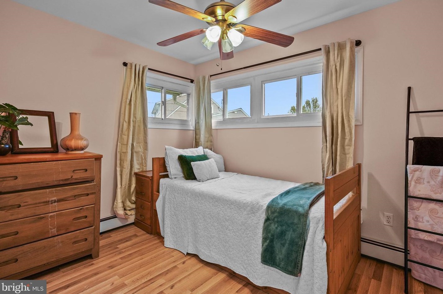 85 Quaker Hill Rd, Levittown PA  19057-1901 exterior