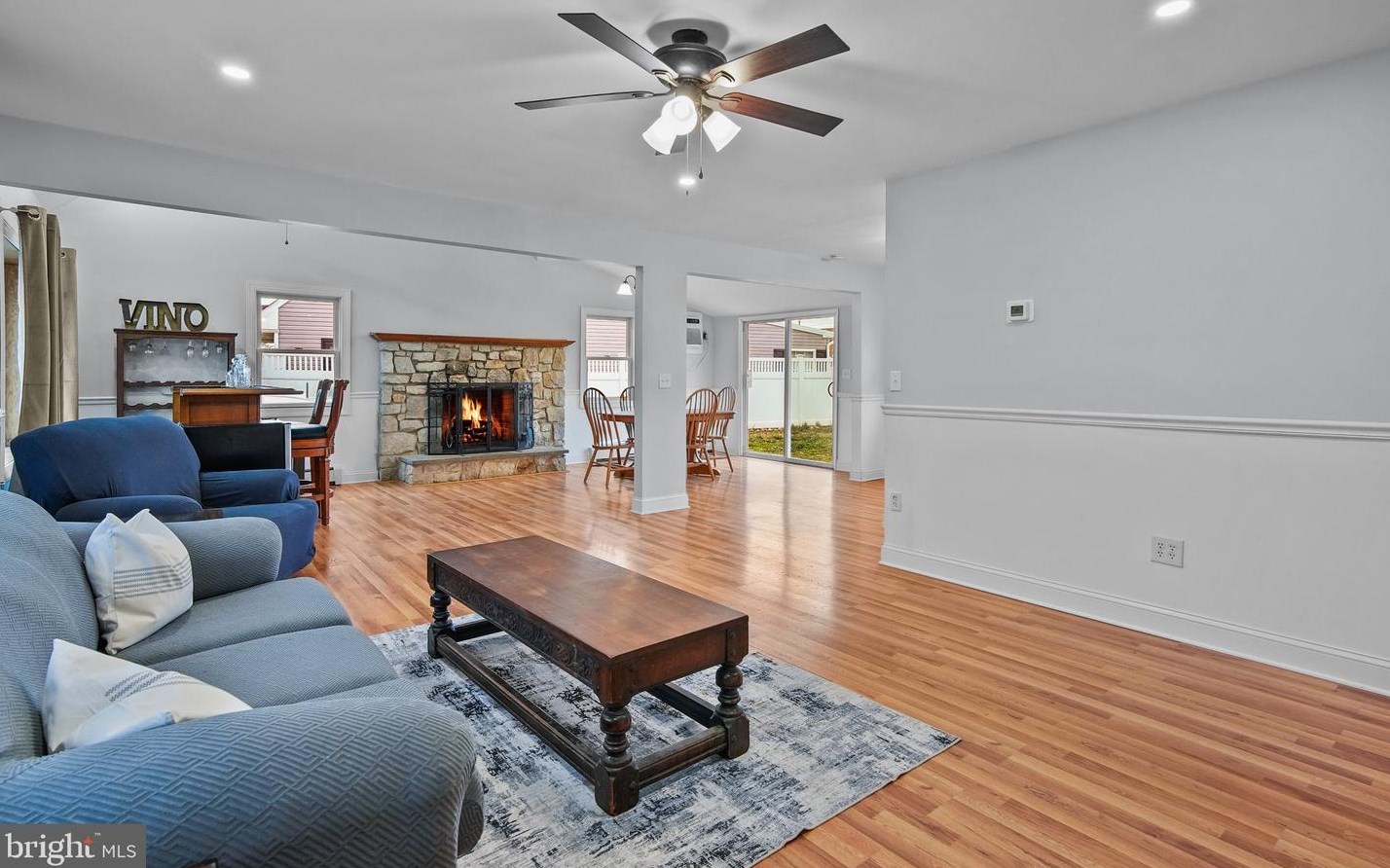 85 Quaker Hill Rd, Levittown PA  19057-1901 exterior