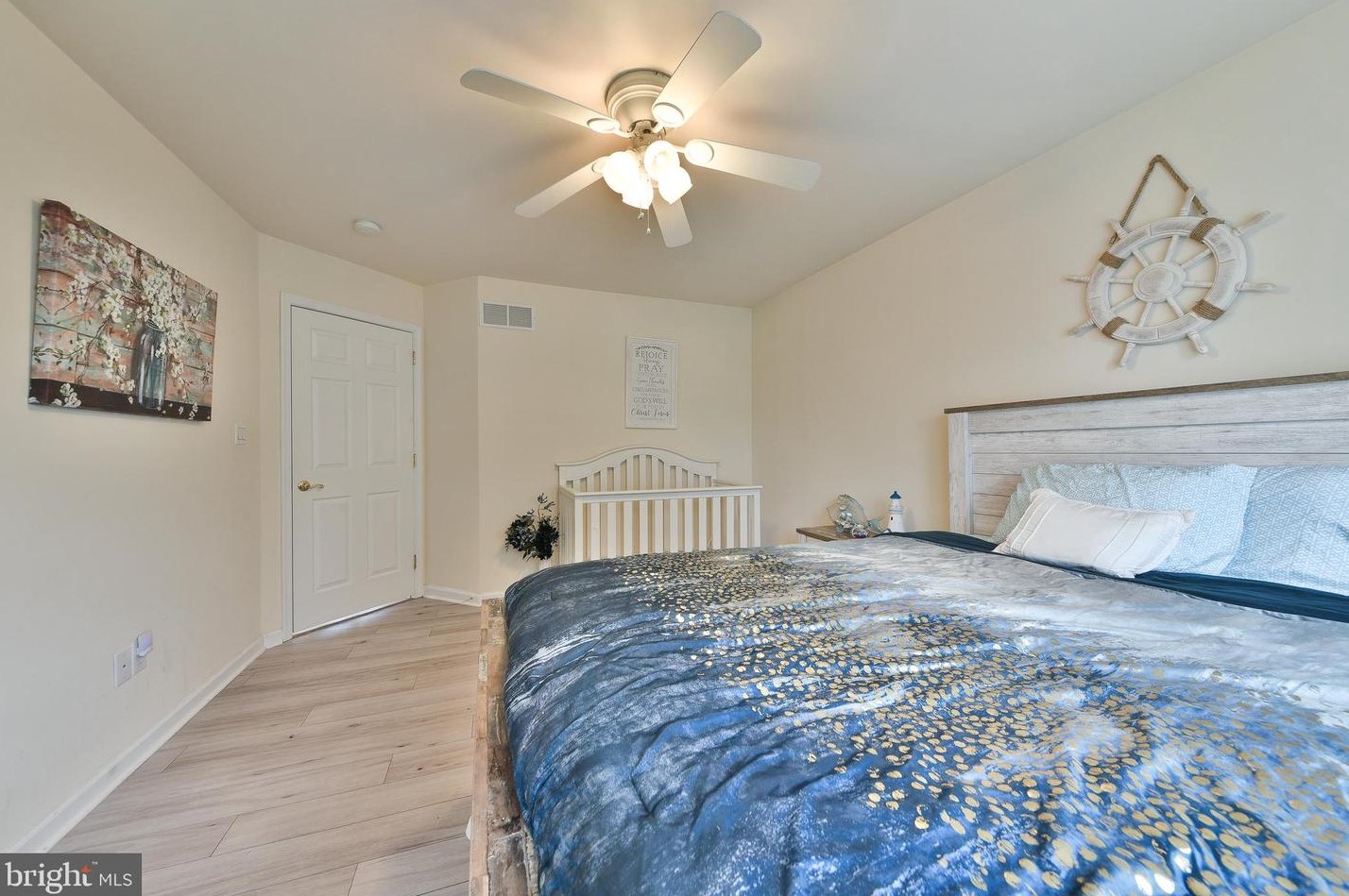 1220 Oakland Ave, Levittown PA  19056-2104 exterior