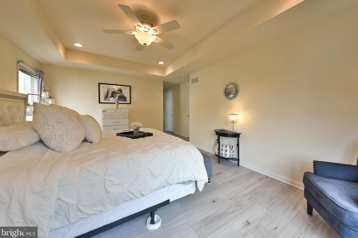 1220 Oakland Ave, Levittown PA  19056-2104 exterior