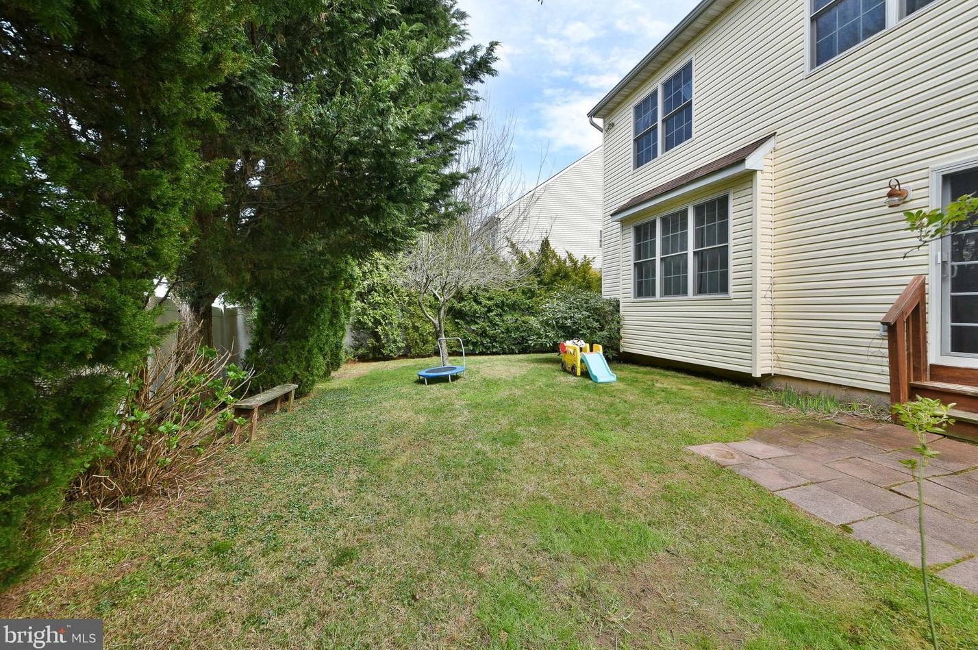 1220 Oakland Ave, Levittown PA  19056-2104 exterior