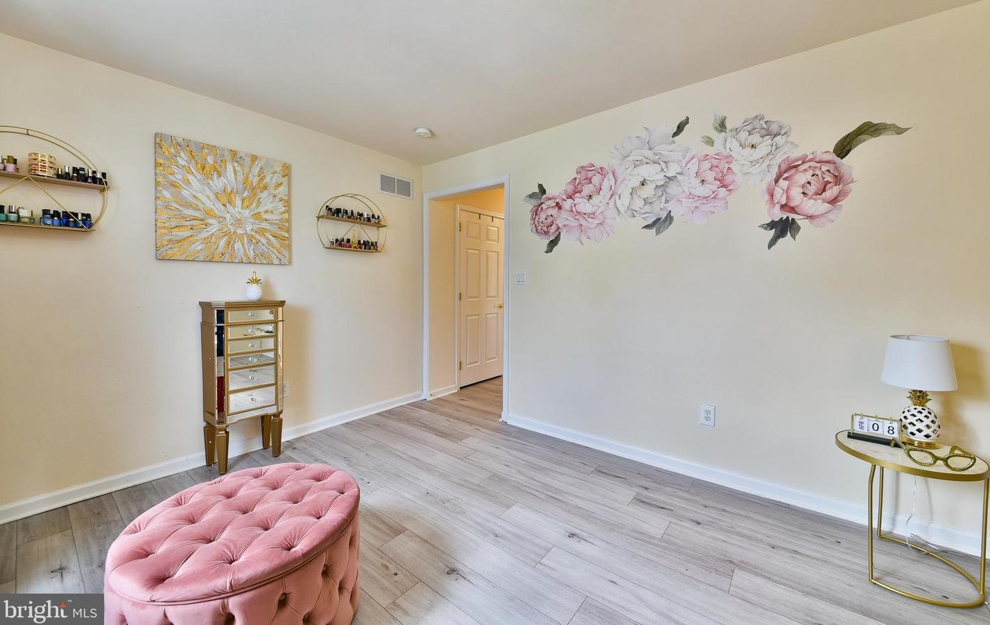 1220 Oakland Ave, Levittown PA  19056-2104 exterior